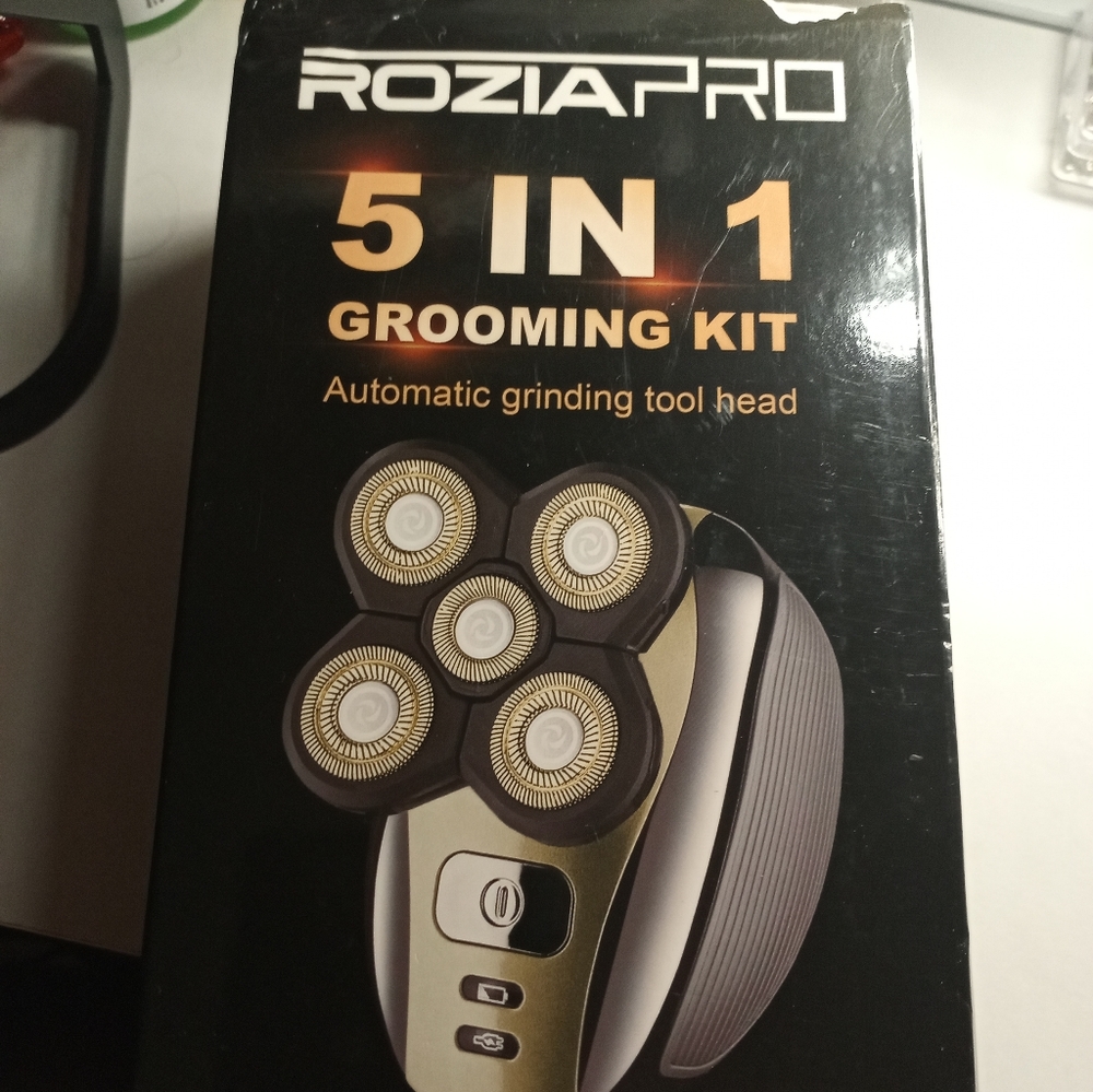Electric Shaving and Grooming Kit